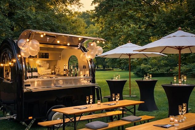 Mobile Bar im Park bei Sonnenuntergang mit Lichterketten