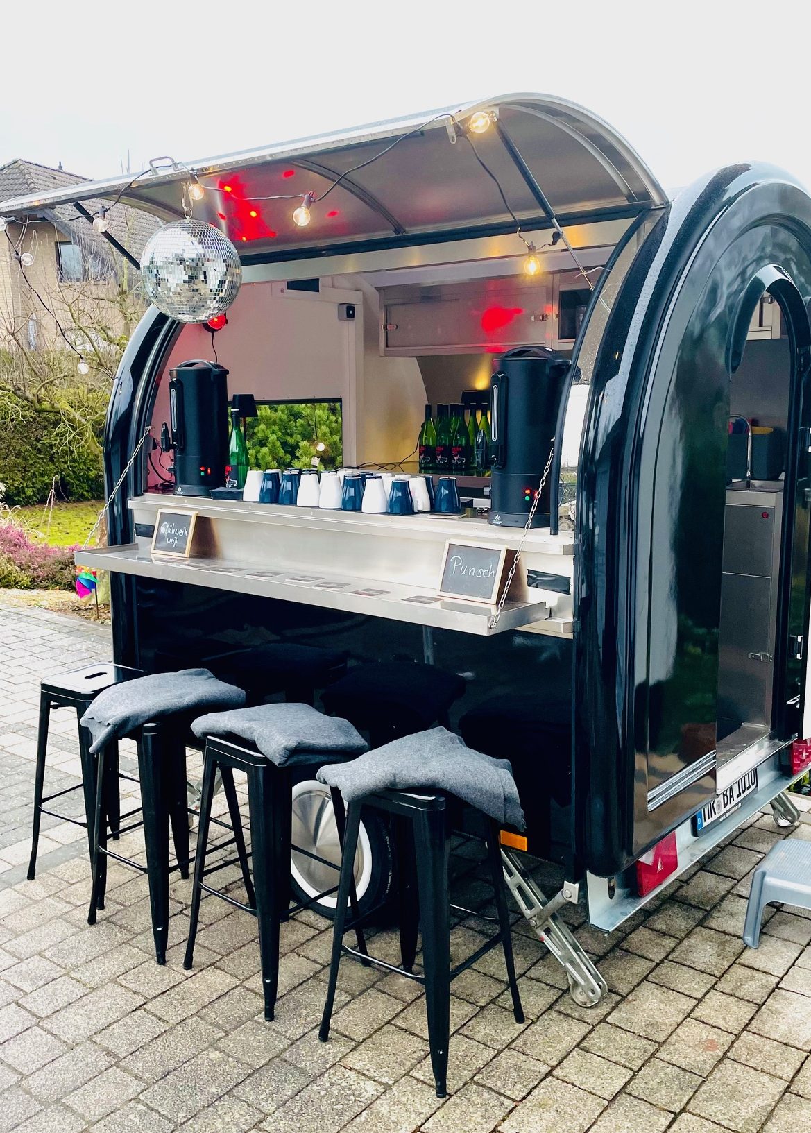 Cocktail-Bar mit Diskokugel am Abend